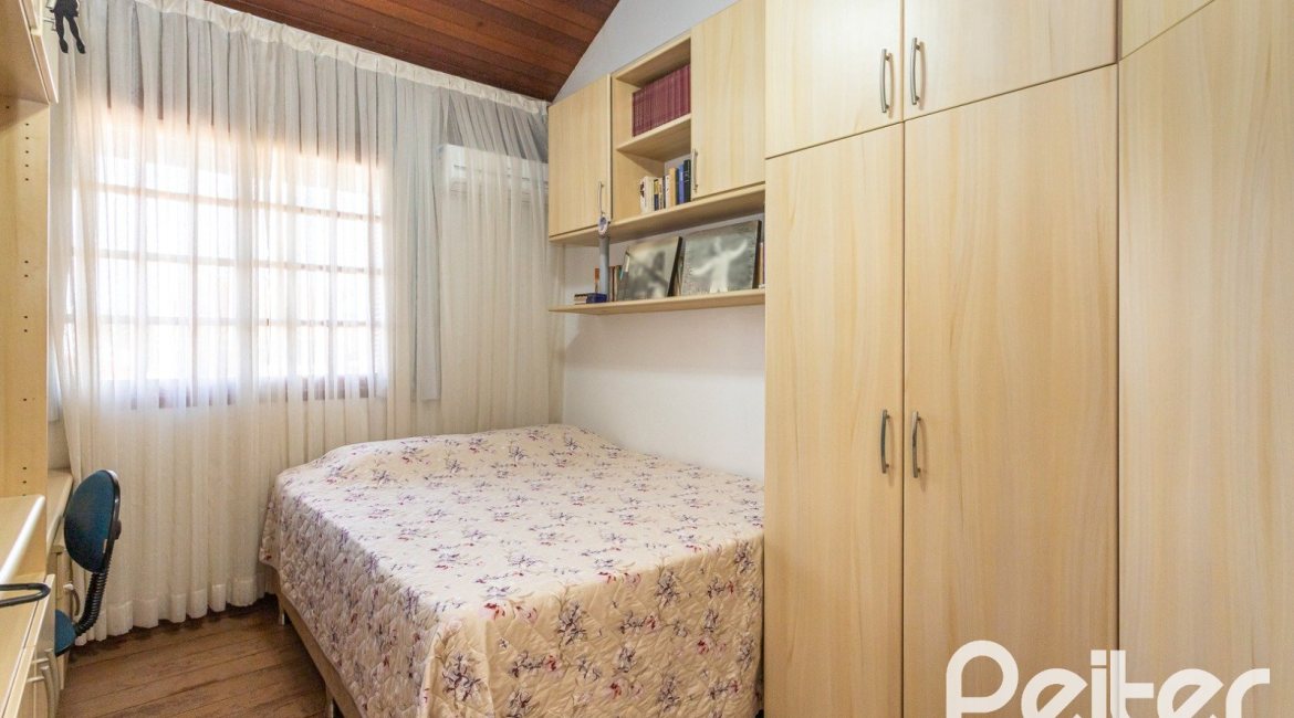 Casa à venda com 227m², 3 dormitórios, 1 suíte, 4 vagas, no bairro Ipanema em Porto Alegre