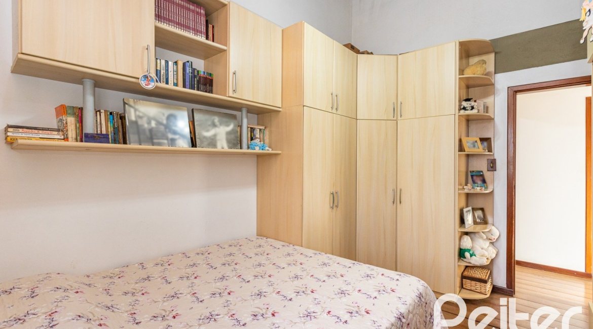 Casa à venda com 227m², 3 dormitórios, 1 suíte, 4 vagas, no bairro Ipanema em Porto Alegre