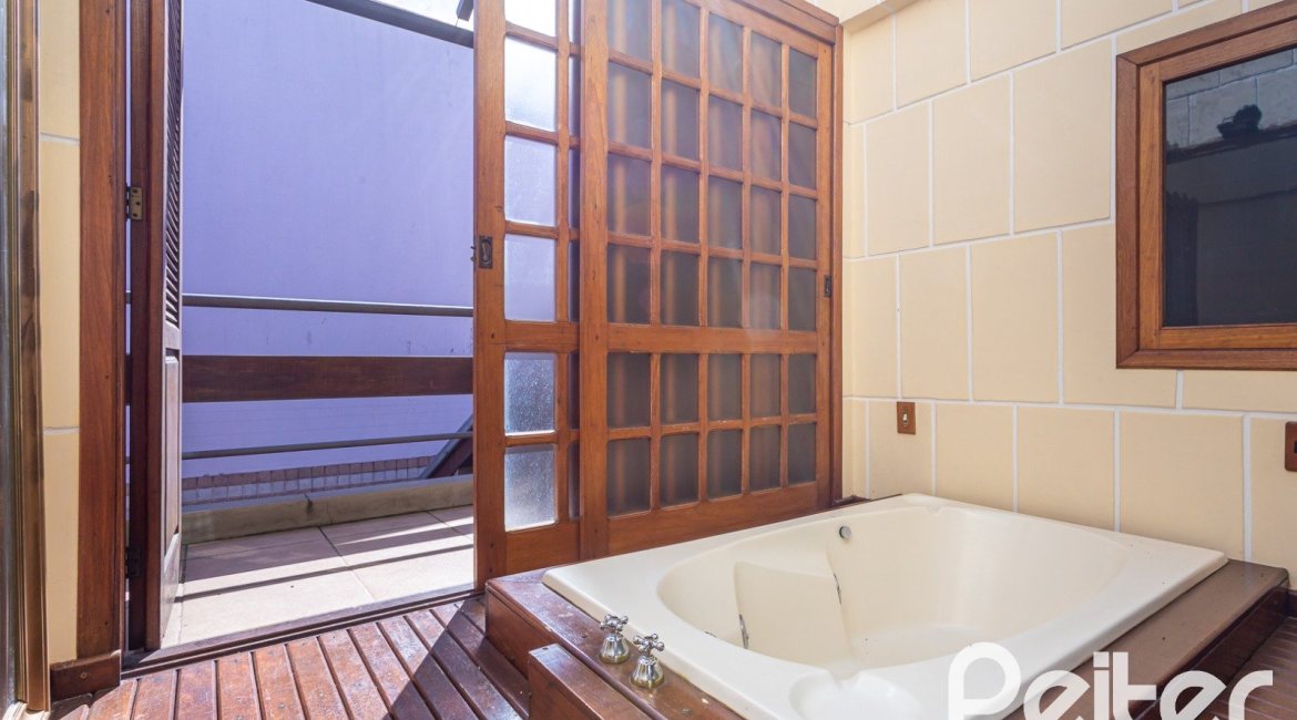 Casa à venda com 227m², 3 dormitórios, 1 suíte, 4 vagas, no bairro Ipanema em Porto Alegre