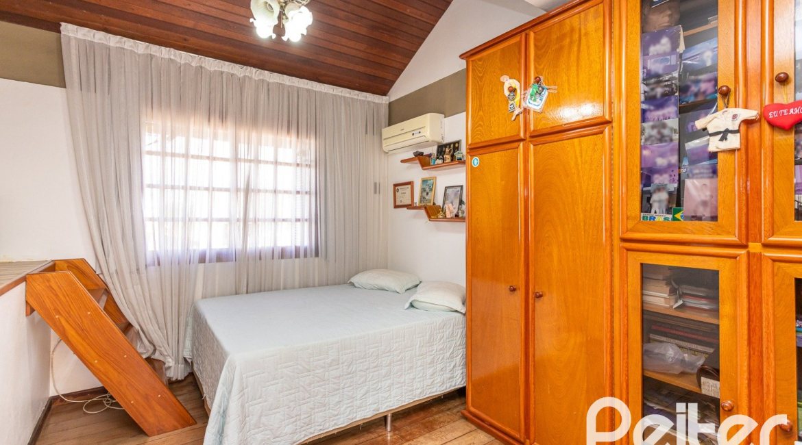 Casa à venda com 227m², 3 dormitórios, 1 suíte, 4 vagas, no bairro Ipanema em Porto Alegre