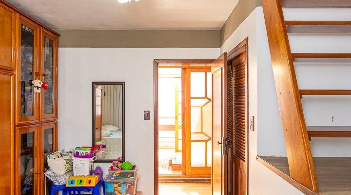 Casa à venda com 227m², 3 dormitórios, 1 suíte, 4 vagas, no bairro Ipanema em Porto Alegre