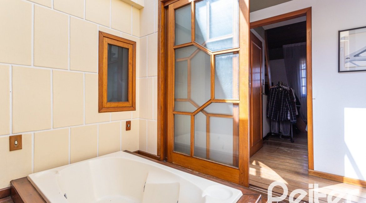 Casa à venda com 227m², 3 dormitórios, 1 suíte, 4 vagas, no bairro Ipanema em Porto Alegre