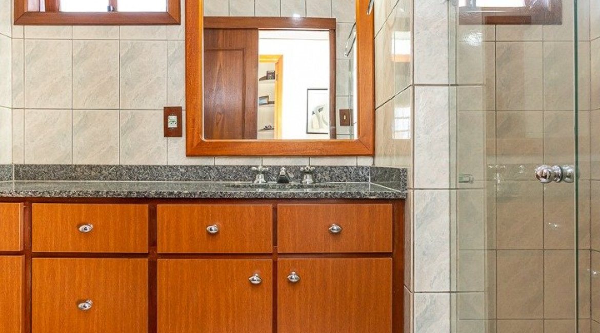 Casa à venda com 227m², 3 dormitórios, 1 suíte, 4 vagas, no bairro Ipanema em Porto Alegre