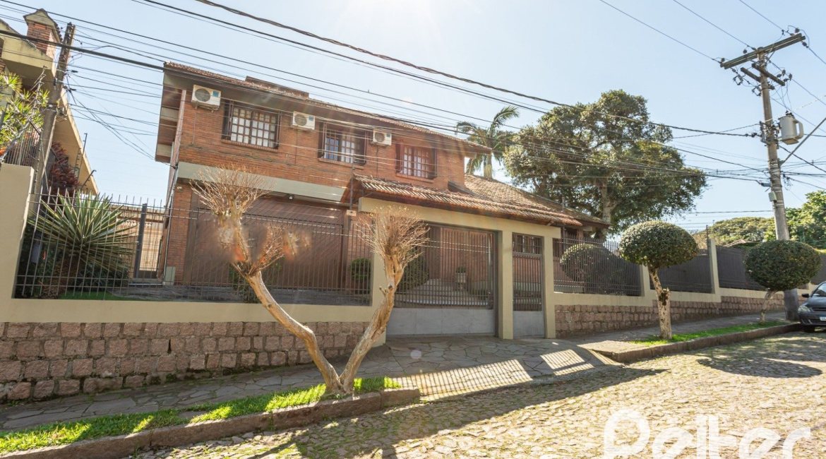 Casa à venda com 227m², 3 dormitórios, 1 suíte, 4 vagas, no bairro Ipanema em Porto Alegre