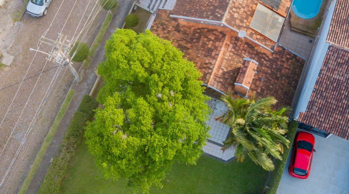 Casa à venda com 227m², 3 dormitórios, 1 suíte, 4 vagas, no bairro Ipanema em Porto Alegre