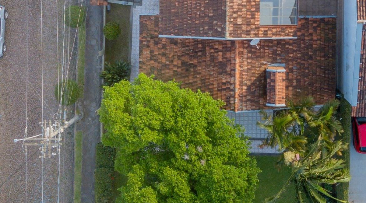 Casa à venda com 227m², 3 dormitórios, 1 suíte, 4 vagas, no bairro Ipanema em Porto Alegre