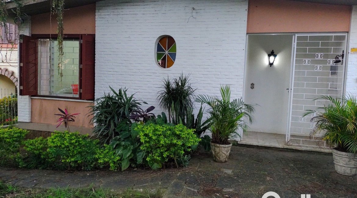 Casa à venda com 179m², 3 dormitórios, 1 suíte, 4 vagas, no bairro Teresópolis em Porto Alegre