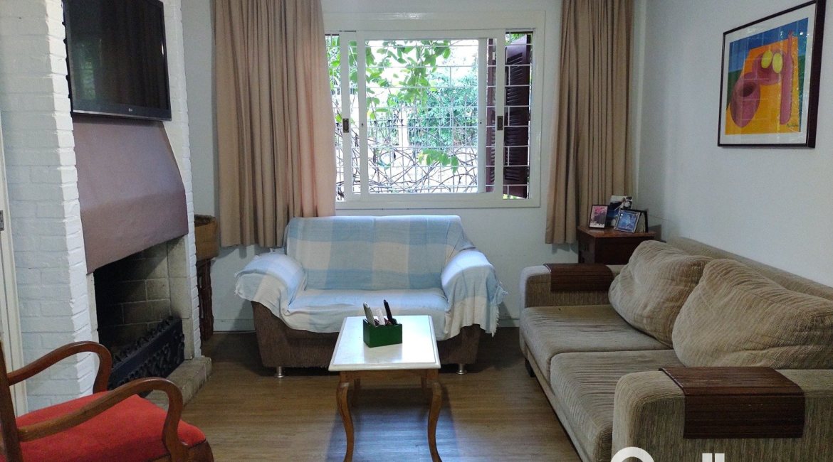 Casa à venda com 179m², 3 dormitórios, 1 suíte, 4 vagas, no bairro Teresópolis em Porto Alegre