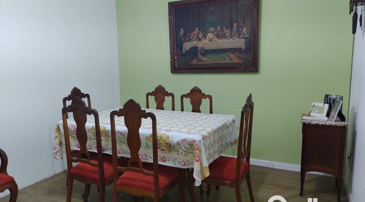 Casa à venda com 179m², 3 dormitórios, 1 suíte, 4 vagas, no bairro Teresópolis em Porto Alegre