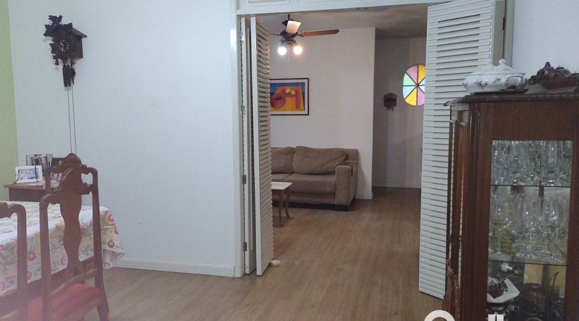 Casa à venda com 179m², 3 dormitórios, 1 suíte, 4 vagas, no bairro Teresópolis em Porto Alegre