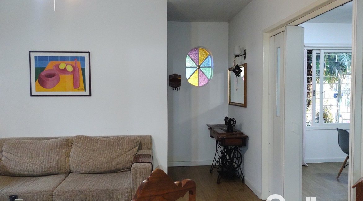 Casa à venda com 179m², 3 dormitórios, 1 suíte, 4 vagas, no bairro Teresópolis em Porto Alegre