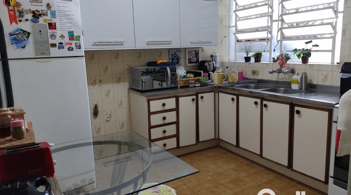 Casa à venda com 179m², 3 dormitórios, 1 suíte, 4 vagas, no bairro Teresópolis em Porto Alegre