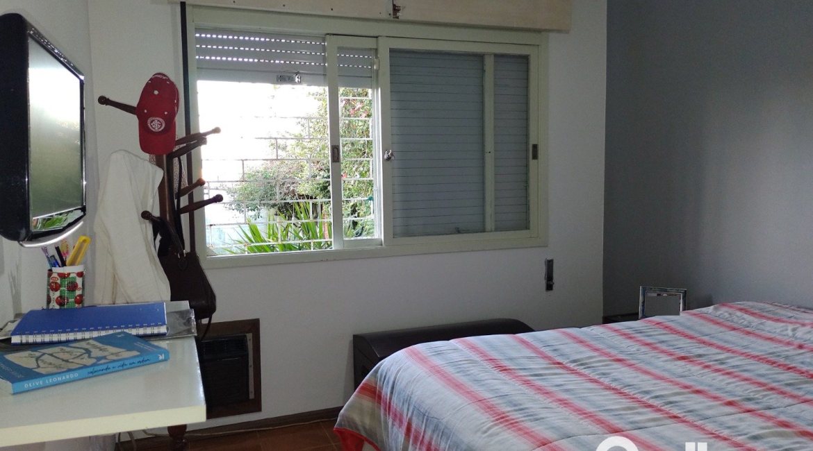 Casa à venda com 179m², 3 dormitórios, 1 suíte, 4 vagas, no bairro Teresópolis em Porto Alegre