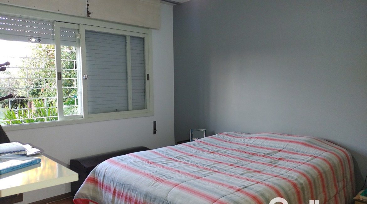 Casa à venda com 179m², 3 dormitórios, 1 suíte, 4 vagas, no bairro Teresópolis em Porto Alegre