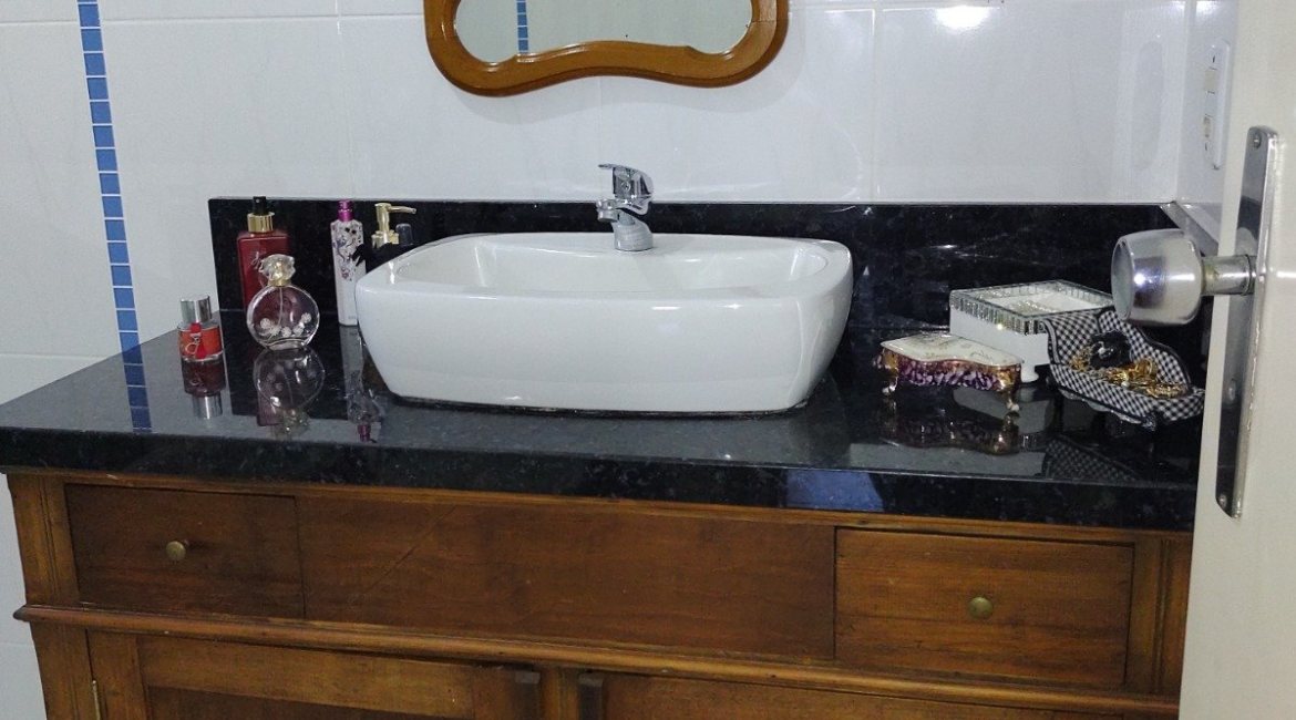 Casa à venda com 179m², 3 dormitórios, 1 suíte, 4 vagas, no bairro Teresópolis em Porto Alegre