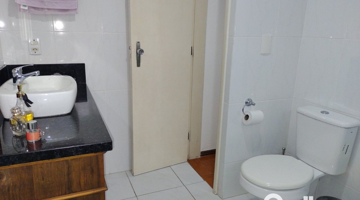 Casa à venda com 179m², 3 dormitórios, 1 suíte, 4 vagas, no bairro Teresópolis em Porto Alegre