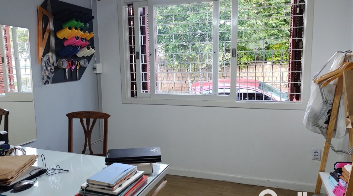 Casa à venda com 179m², 3 dormitórios, 1 suíte, 4 vagas, no bairro Teresópolis em Porto Alegre