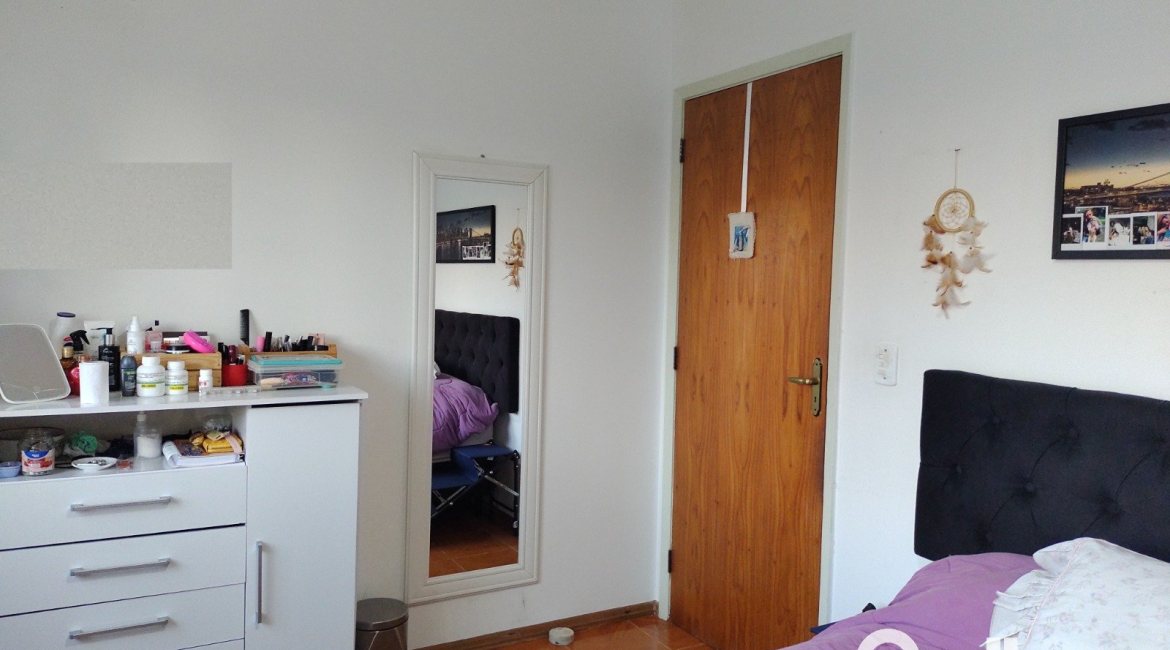 Casa à venda com 179m², 3 dormitórios, 1 suíte, 4 vagas, no bairro Teresópolis em Porto Alegre