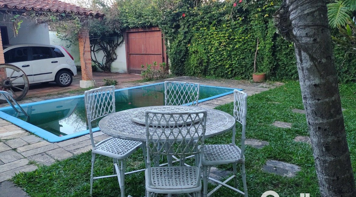 Casa à venda com 179m², 3 dormitórios, 1 suíte, 4 vagas, no bairro Teresópolis em Porto Alegre