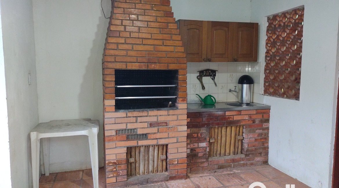 Casa à venda com 179m², 3 dormitórios, 1 suíte, 4 vagas, no bairro Teresópolis em Porto Alegre