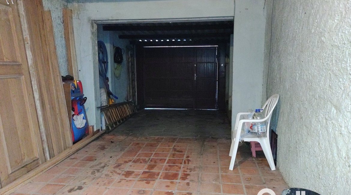 Casa à venda com 179m², 3 dormitórios, 1 suíte, 4 vagas, no bairro Teresópolis em Porto Alegre