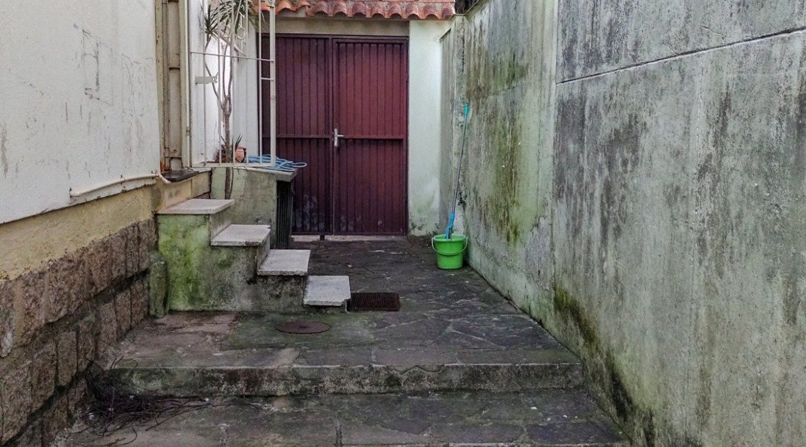 Casa à venda com 179m², 3 dormitórios, 1 suíte, 4 vagas, no bairro Teresópolis em Porto Alegre