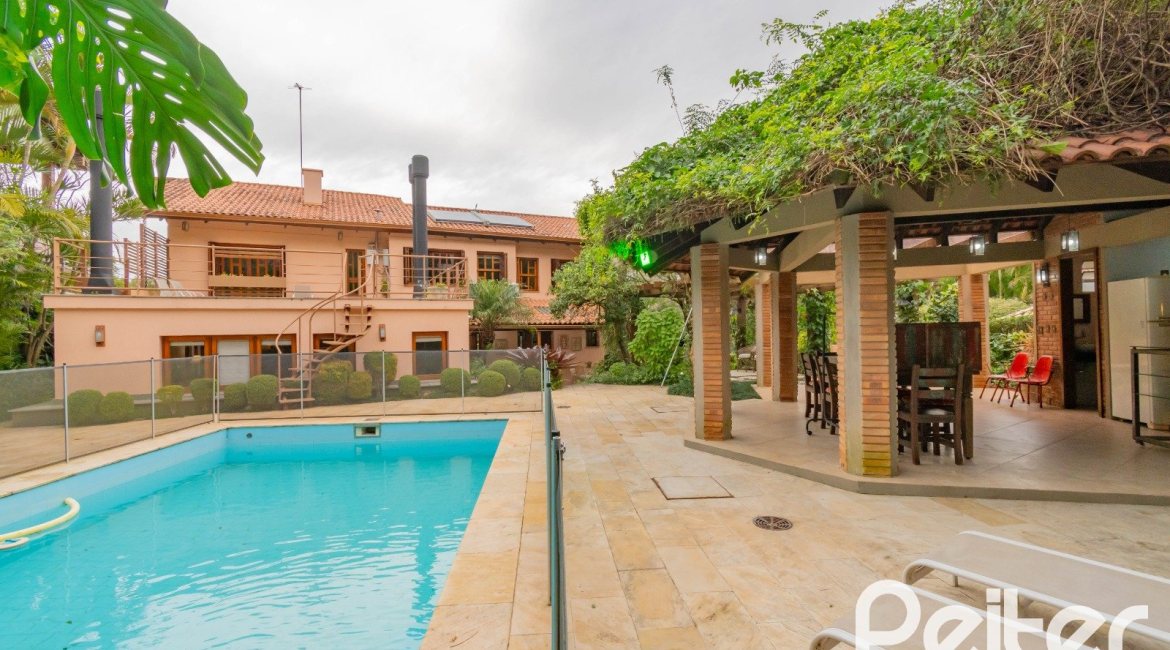 Casa em Condomínio à venda com 420m², 5 dormitórios, 2 suítes, 2 vagas, no bairro Cavalhada em PORTO ALEGRE
