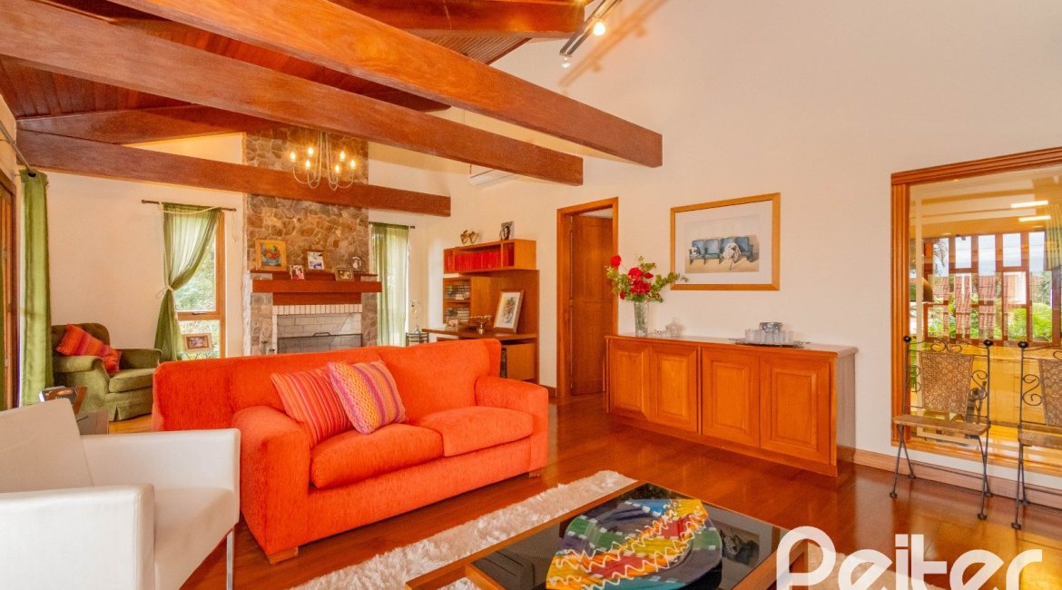 Casa em Condomínio à venda com 420m², 5 dormitórios, 2 suítes, 2 vagas, no bairro Cavalhada em PORTO ALEGRE