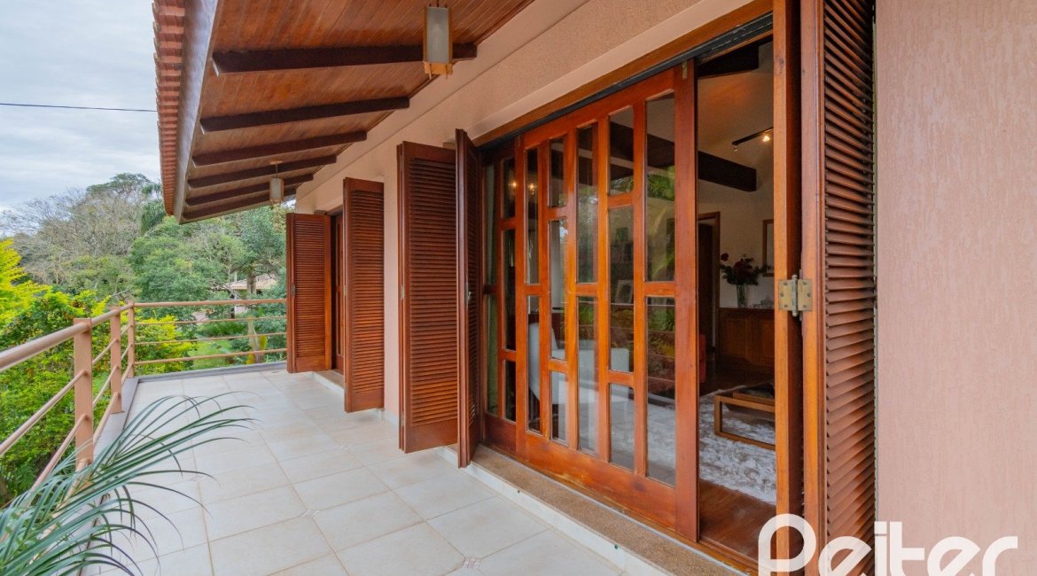 Casa em Condomínio à venda com 420m², 5 dormitórios, 2 suítes, 2 vagas, no bairro Cavalhada em PORTO ALEGRE