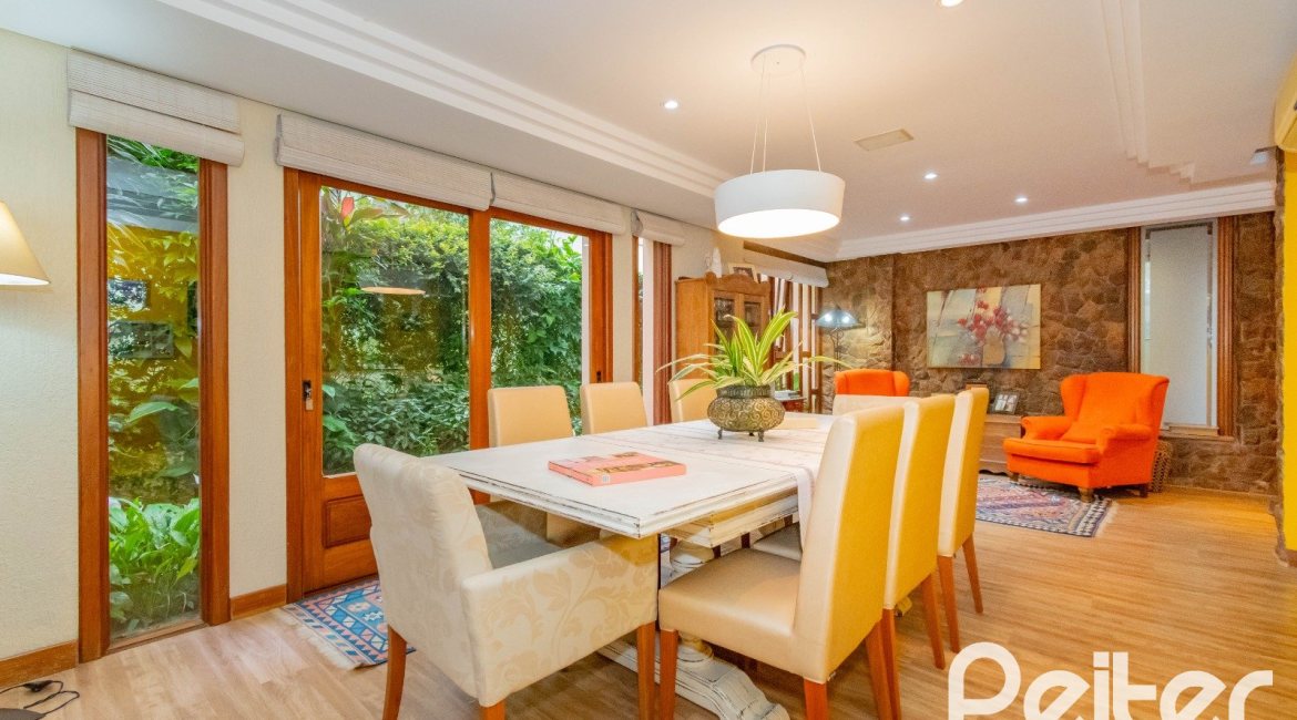 Casa em Condomínio à venda com 420m², 5 dormitórios, 2 suítes, 2 vagas, no bairro Cavalhada em PORTO ALEGRE