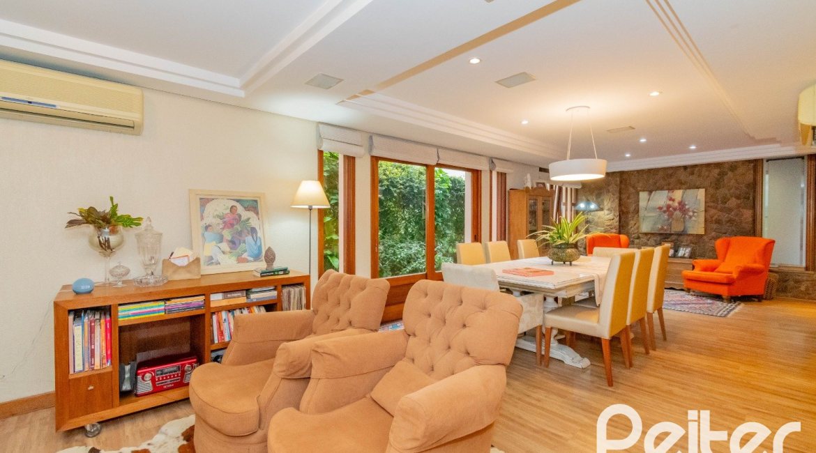 Casa em Condomínio à venda com 420m², 5 dormitórios, 2 suítes, 2 vagas, no bairro Cavalhada em PORTO ALEGRE