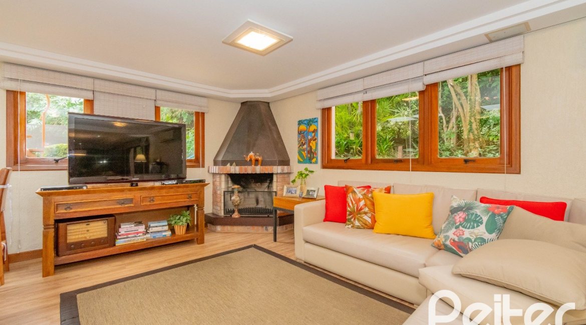 Casa em Condomínio à venda com 420m², 5 dormitórios, 2 suítes, 2 vagas, no bairro Cavalhada em PORTO ALEGRE