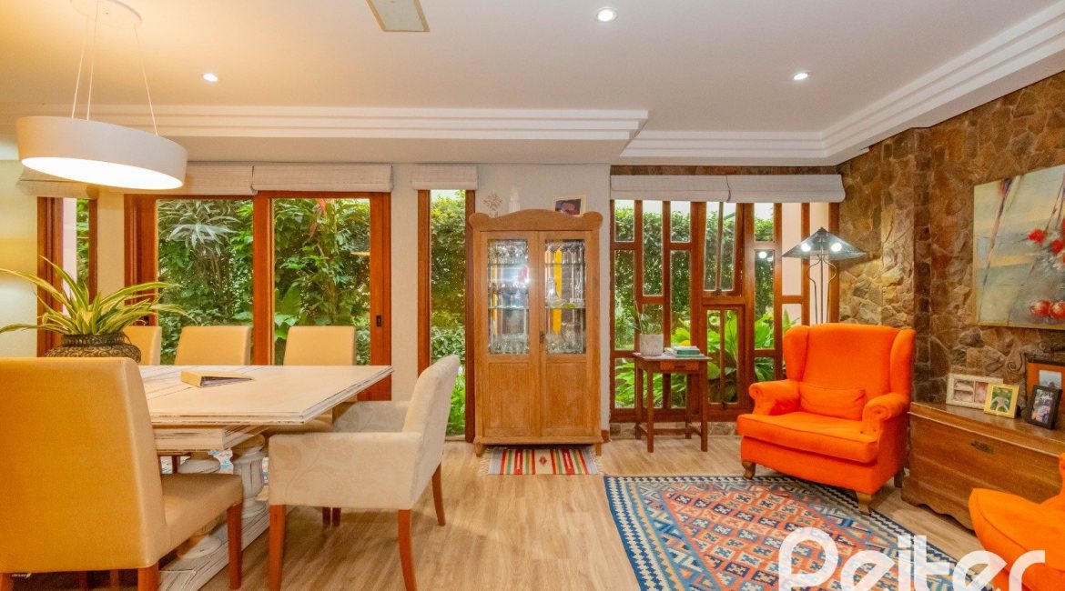 Casa em Condomínio à venda com 420m², 5 dormitórios, 2 suítes, 2 vagas, no bairro Cavalhada em PORTO ALEGRE