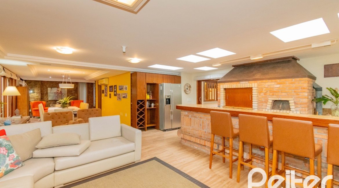 Casa em Condomínio à venda com 420m², 5 dormitórios, 2 suítes, 2 vagas, no bairro Cavalhada em PORTO ALEGRE