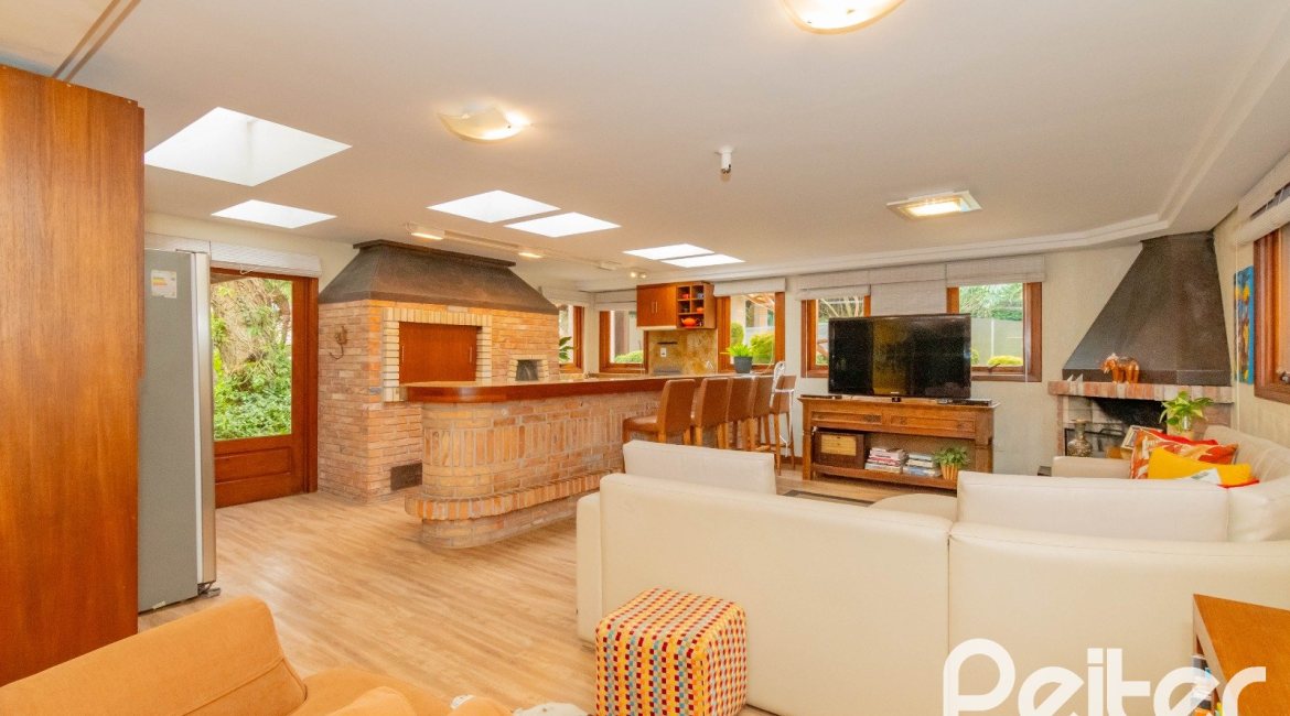 Casa em Condomínio à venda com 420m², 5 dormitórios, 2 suítes, 2 vagas, no bairro Cavalhada em PORTO ALEGRE