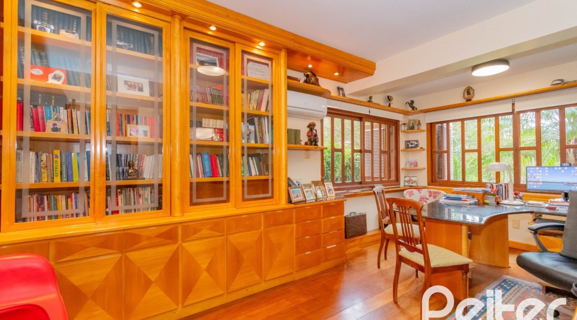 Casa em Condomínio à venda com 420m², 5 dormitórios, 2 suítes, 2 vagas, no bairro Cavalhada em PORTO ALEGRE