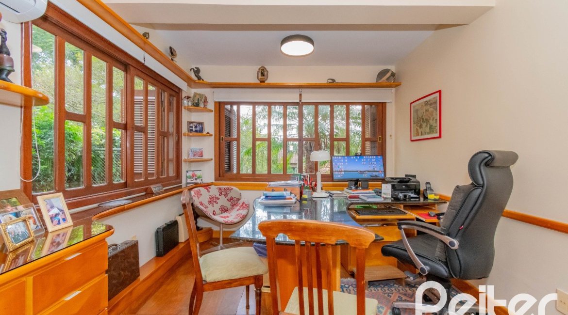 Casa em Condomínio à venda com 420m², 5 dormitórios, 2 suítes, 2 vagas, no bairro Cavalhada em PORTO ALEGRE