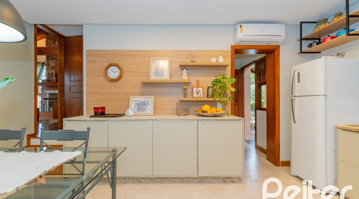 Casa em Condomínio à venda com 420m², 5 dormitórios, 2 suítes, 2 vagas, no bairro Cavalhada em PORTO ALEGRE