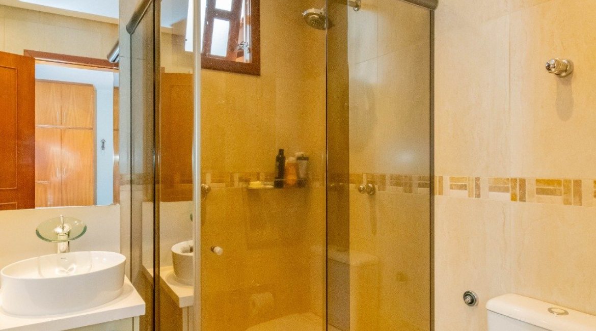 Casa em Condomínio à venda com 420m², 5 dormitórios, 2 suítes, 2 vagas, no bairro Cavalhada em PORTO ALEGRE