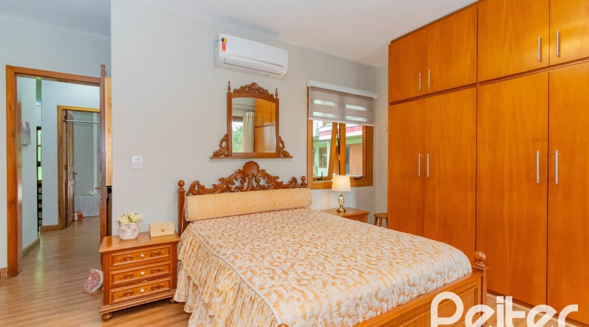 Casa em Condomínio à venda com 420m², 5 dormitórios, 2 suítes, 2 vagas, no bairro Cavalhada em PORTO ALEGRE