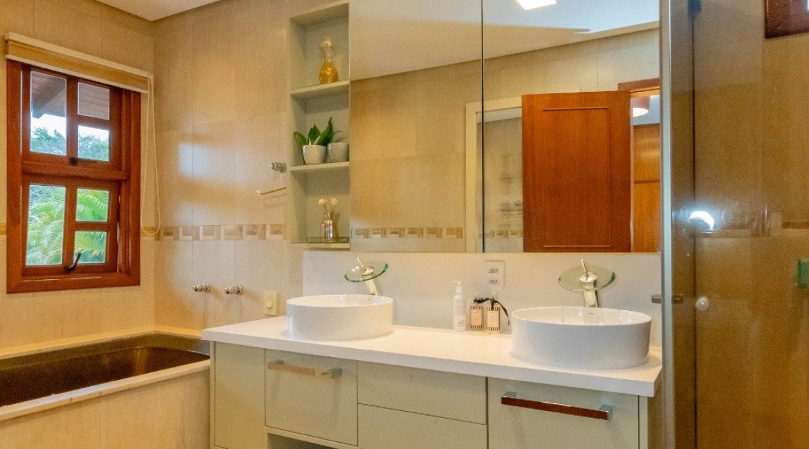 Casa em Condomínio à venda com 420m², 5 dormitórios, 2 suítes, 2 vagas, no bairro Cavalhada em PORTO ALEGRE