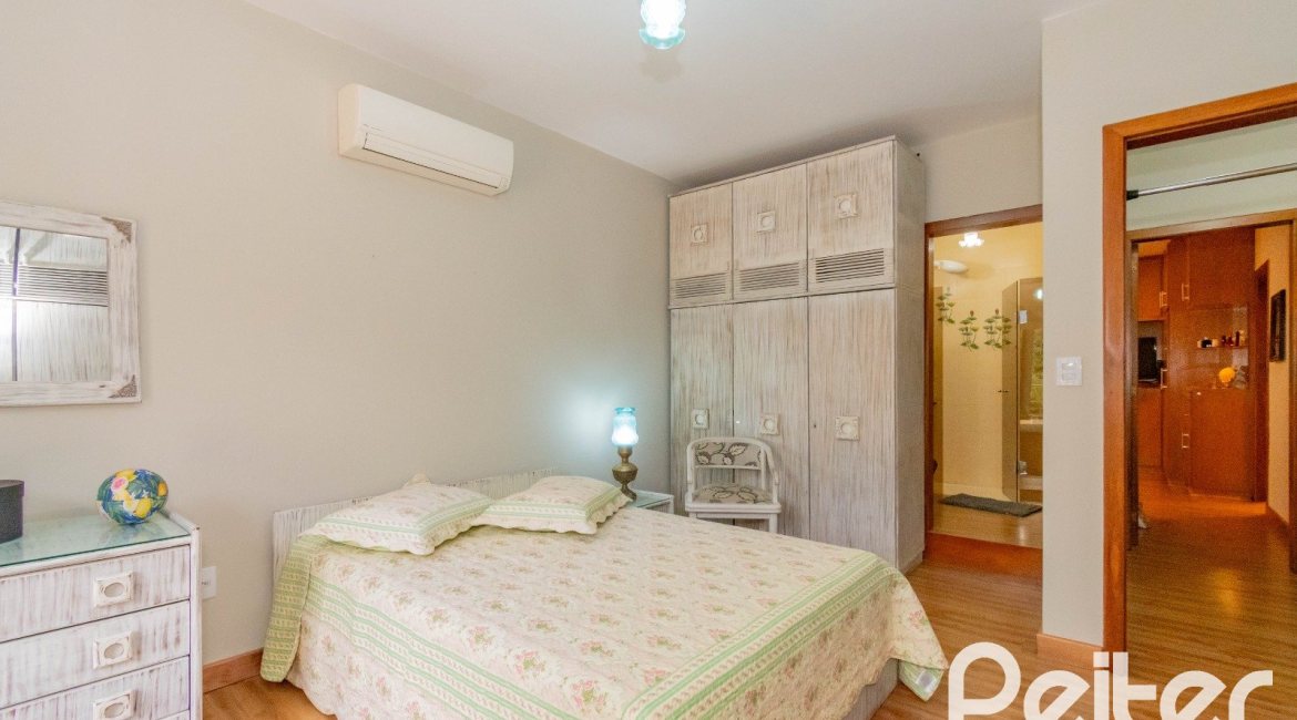 Casa em Condomínio à venda com 420m², 5 dormitórios, 2 suítes, 2 vagas, no bairro Cavalhada em PORTO ALEGRE