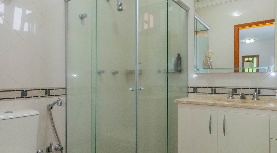 Casa em Condomínio à venda com 420m², 5 dormitórios, 2 suítes, 2 vagas, no bairro Cavalhada em PORTO ALEGRE