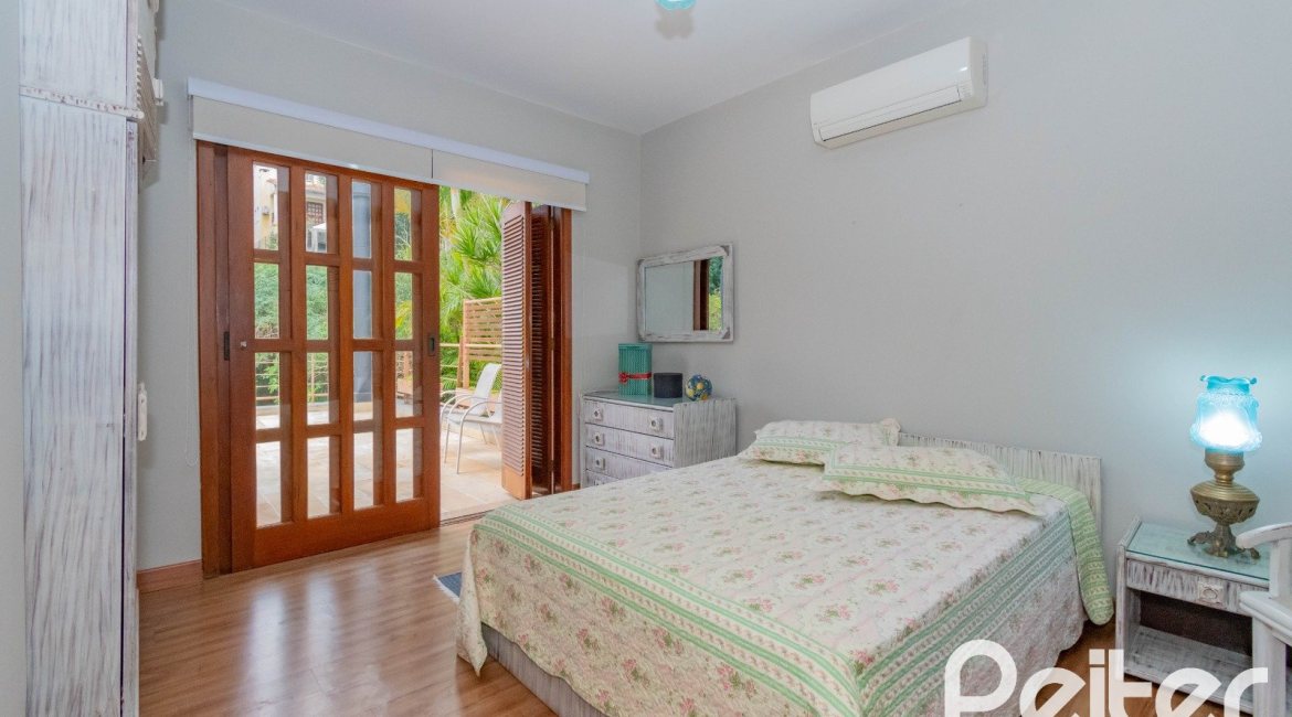 Casa em Condomínio à venda com 420m², 5 dormitórios, 2 suítes, 2 vagas, no bairro Cavalhada em PORTO ALEGRE