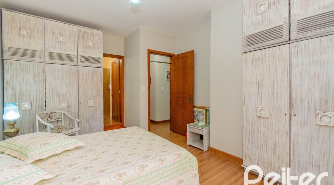 Casa em Condomínio à venda com 420m², 5 dormitórios, 2 suítes, 2 vagas, no bairro Cavalhada em PORTO ALEGRE