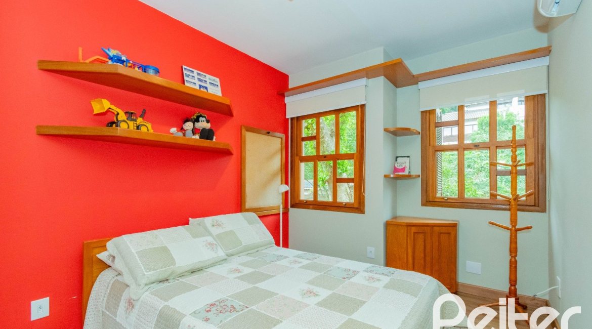 Casa em Condomínio à venda com 420m², 5 dormitórios, 2 suítes, 2 vagas, no bairro Cavalhada em PORTO ALEGRE