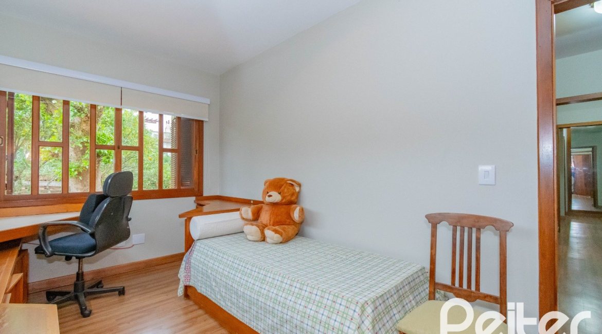 Casa em Condomínio à venda com 420m², 5 dormitórios, 2 suítes, 2 vagas, no bairro Cavalhada em PORTO ALEGRE