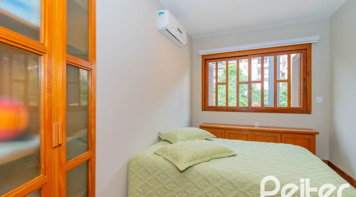 Casa em Condomínio à venda com 420m², 5 dormitórios, 2 suítes, 2 vagas, no bairro Cavalhada em PORTO ALEGRE