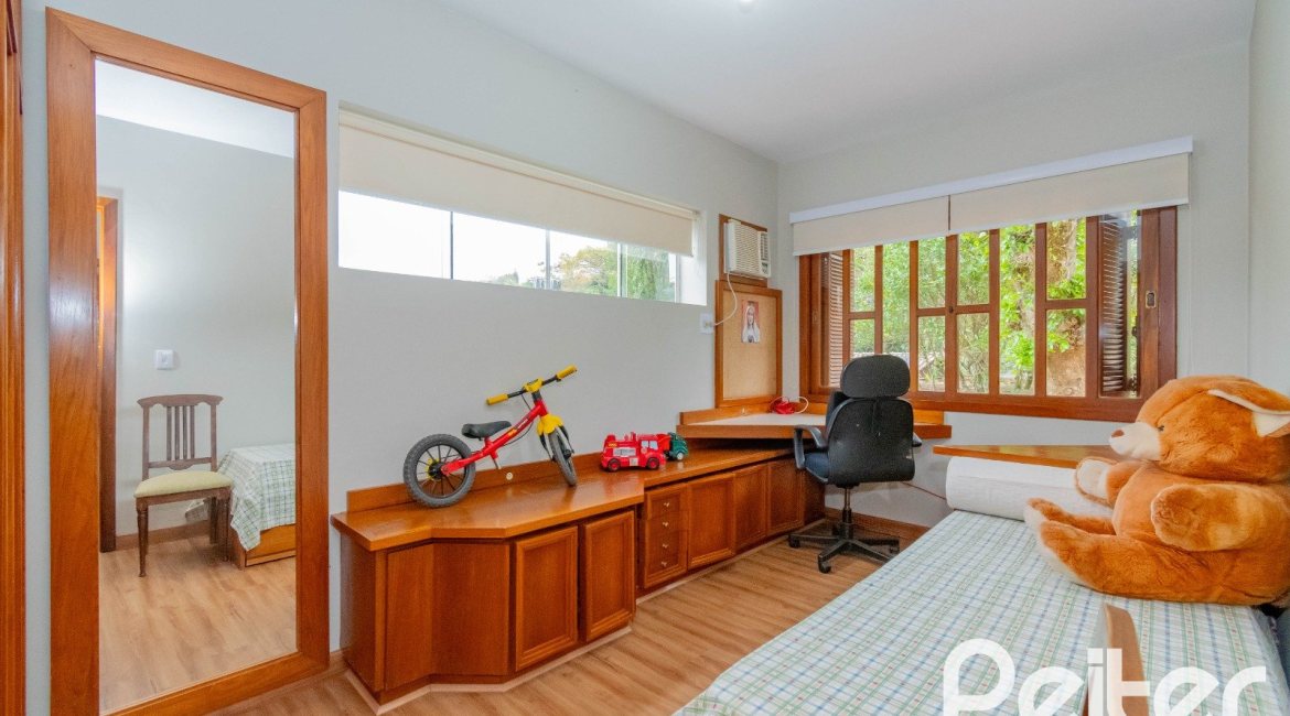 Casa em Condomínio à venda com 420m², 5 dormitórios, 2 suítes, 2 vagas, no bairro Cavalhada em PORTO ALEGRE