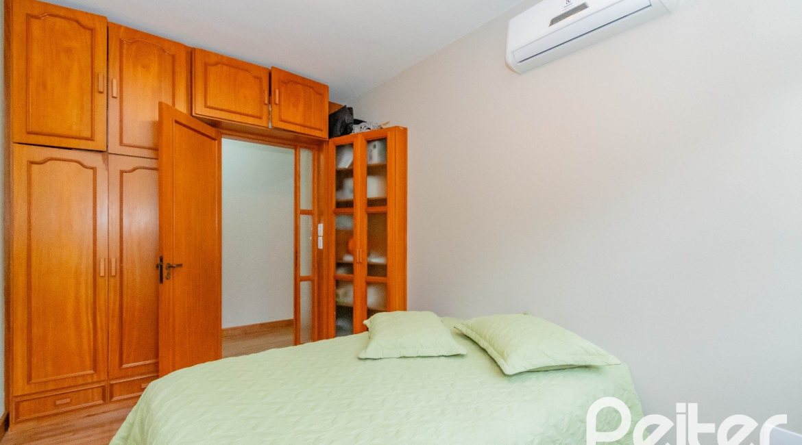 Casa em Condomínio à venda com 420m², 5 dormitórios, 2 suítes, 2 vagas, no bairro Cavalhada em PORTO ALEGRE